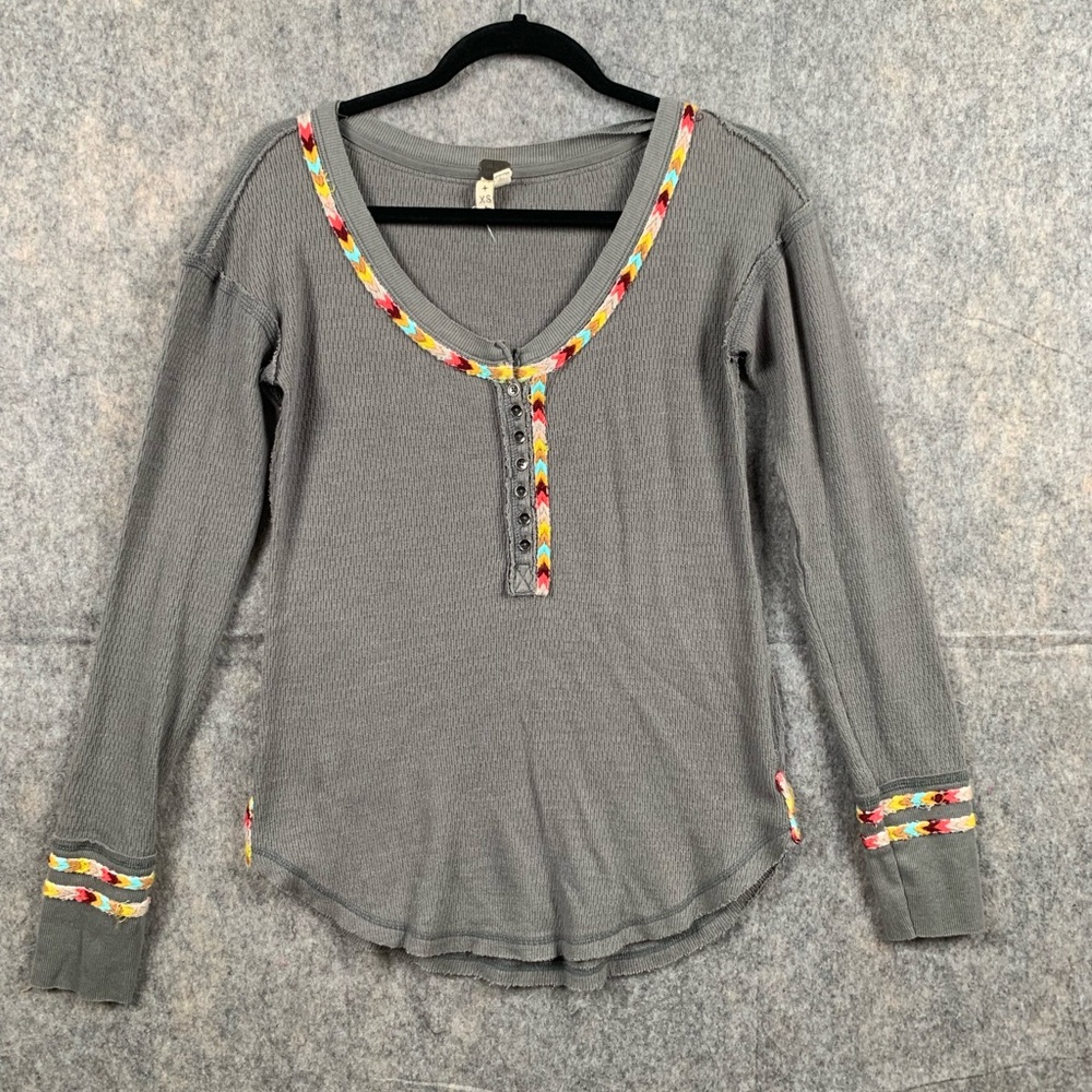 We The Free Grey Women’s Size‎ XS Thermal Henley Rainbow Embroidered Boho Shirt